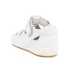 Sandalia Blanditos Oceano blanca de piel, vista trasera lateral con cierre de velcro y suela de goma color miel