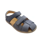 Sandalia Gazelle Jeans de Andanines en azul grisáceo con puntera cerrada y dos tiras de velcro, vista lateral