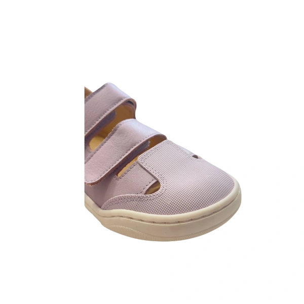 Detalle de la puntera texturizada de la sandalia Andanines Mousse malva, con dos tiras de velcro y suela blanca