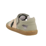 Sandalia deportiva Blanditos Jamaica verde y rosa vista desde atrás, con talón cerrado, velcro y suela de caucho color miel