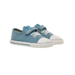 Par de zapatillas Mustang Free de loneta azul jr con velcro, cordones blancos y puntera de goma blanca