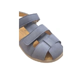 Sandalia Gazelle Jeans de Andanines en azul vaquero, detalle de la puntera trenzada y las tiras de velcro