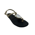 Sandalia Coqueflex Medallion blanco con tiras doradas, adorno blanco ovalado y plantilla negra, vista lateral en tres cuartos