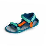 Sandalia Saguaro Smart II azul con tiras de velcro turquesa y naranja y plantilla gris ondulada, vista en diagonal