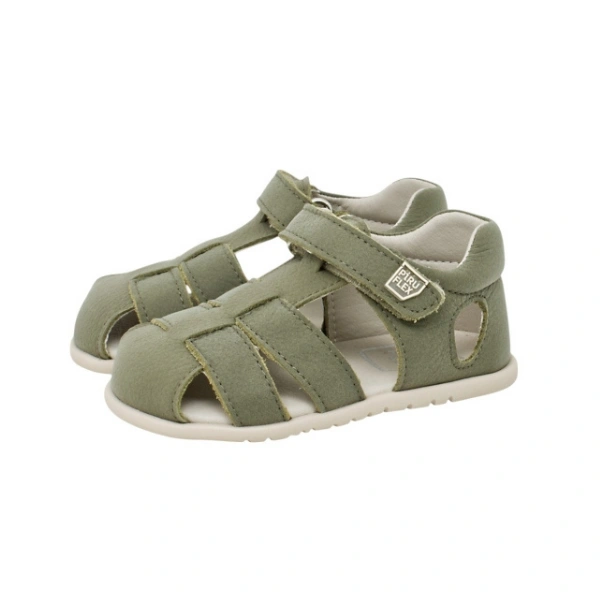 Par de sandalias Piruflex Davinci en verde musgo con tiras cruzadas, cierre de velcro y suela color crema, vista lateral