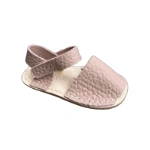Sandalia menorquina infantil de piel rosa granulada con tira de velcro al talón y plantilla clara cosida, vista lateral