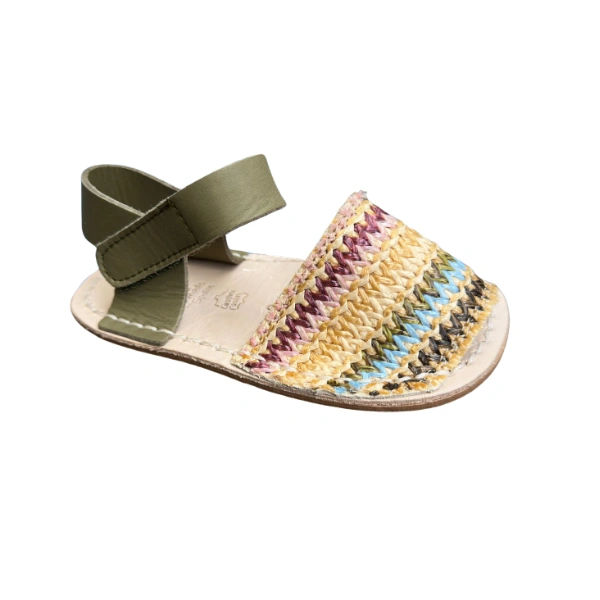 Sandalia Ria Menorca Maori verde con pala trenzada en zigzag multicolor y tira de piel verde oliva al talón