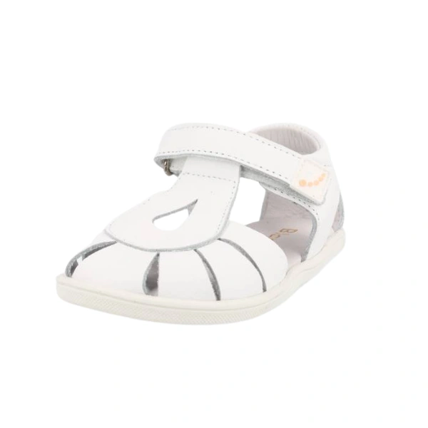 Sandalia India de Blanditos en piel blanca con cierre de velcro y puntera calada, vista frontal en tres cuartos