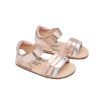 Sandalias Techno baby arcoíris de Conguitos con tiras metalizadas rosa, oro y plata y cierre de velcro, vista lateral