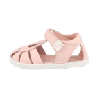Sandalia Blanditos India rosa de piel con velcro y puntera calada en forma de flor, vista lateral