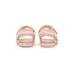 Sandalias Mustang Free Nylon Strap Nude vistas desde atrás, con cordón rosa en el talón y tira de agarre