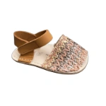 Sandalia Ria Menorca Maori rosa infantil con pala trenzada en tonos rosa y gris y tira de piel marrón con velcro