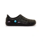 Zapato Mustang free Evacare negro con perforaciones, forro interior lila y botón azul con la m, vista lateral