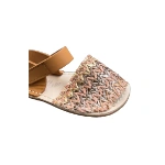 Sandalia Maori rosa de Ria Menorca, detalle de la pala trenzada en tonos rosa, gris y dorado y tira de piel marrón