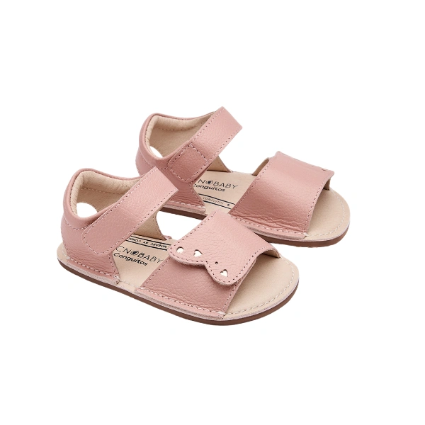 Sandalias rosas Techno Baby de Conguitos en piel, con velcro y solapa en forma de corazón troquelada, vista lateral