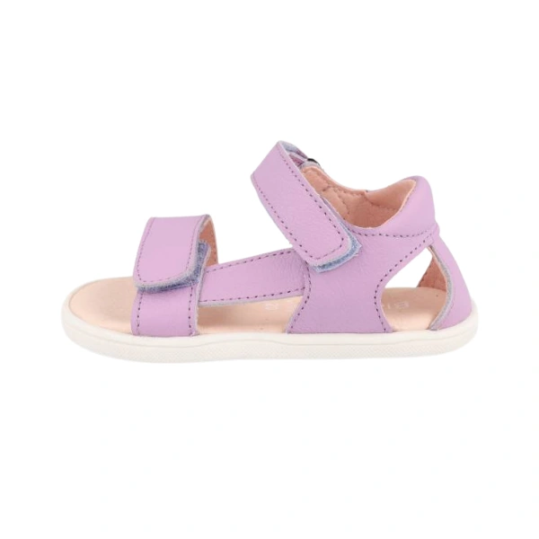 Sandalia infantil Blanditos Siros lila con dos tiras de velcro, plantilla rosa y suela blanca, vista lateral