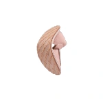 Sandalia rosa Techno baby doblada para mostrar la flexibilidad de su suela con el logotipo en relieve