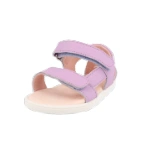 Sandalia Blanditos Siros lila en vista frontal de tres cuartos, con dos tiras de velcro, plantilla rosa y suela blanca