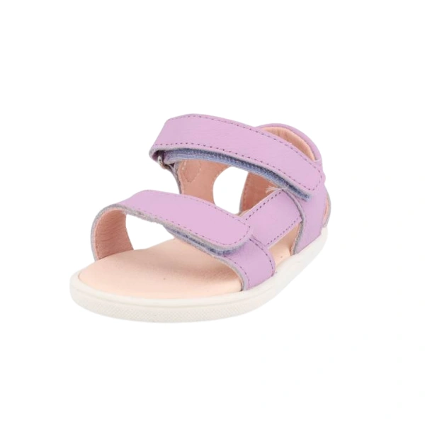 Sandalia Blanditos Siros lila en vista frontal de tres cuartos, con dos tiras de velcro, plantilla rosa y suela blanca