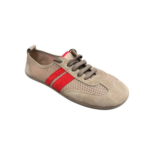 Batilas tenis mesh marrón de ante y rejilla con dos franjas rojas laterales y cordones, vista lateral de tres cuartos