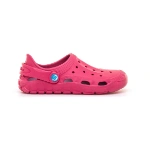 Zueco Mustang Free Evacare fucsia en vista lateral, con perforaciones y correa trasera con botón azul