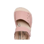 Sandalia rosa Techno baby vista desde arriba, con dos tiras de velcro y corazones troquelados en la pala