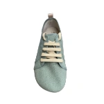 Zapatilla Batilas tenis de lona verde menta con cordones beige, vista desde arriba