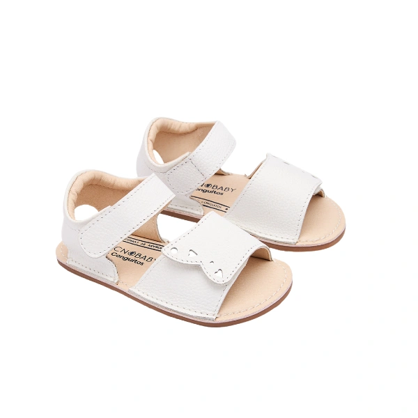 Par de sandalias Techno Baby de Conguitos blancas con velcro y corazones troquelados en la pala, vista en tres cuartos
