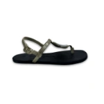 Sandalia Coqueflex Medallion negra con tiras doradas, hebilla al tobillo y adorno ovalado, vista lateral