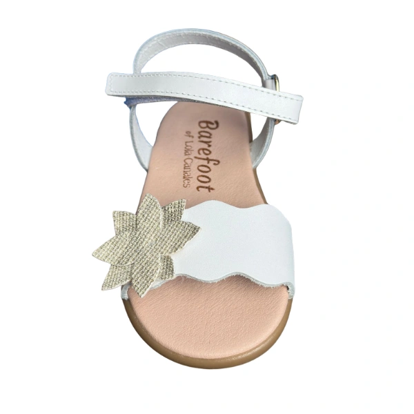 Sandalia flor de Lola Canales en piel blanca vista desde arriba, con tira ondulada, flor dorada y plantilla rosa Barefoot