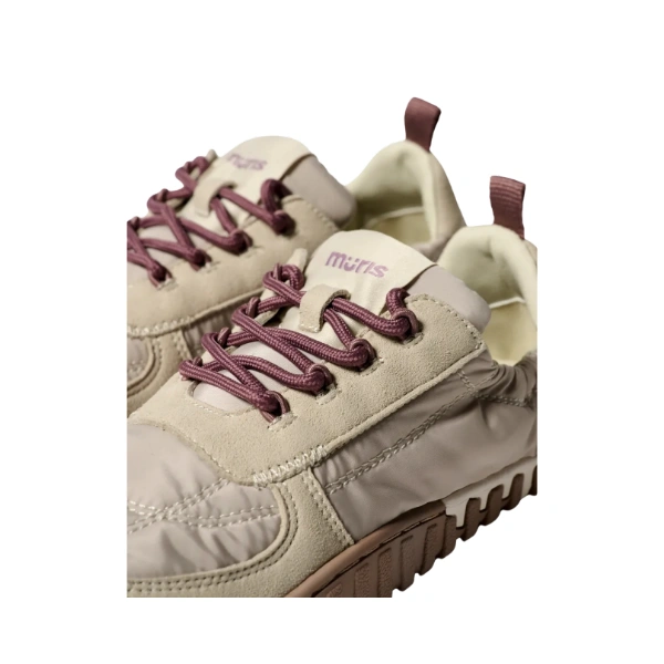Detalle de las zapatillas Muris Woman Verona Beige de ante y nailon con cordones granates y logo en la lengüeta