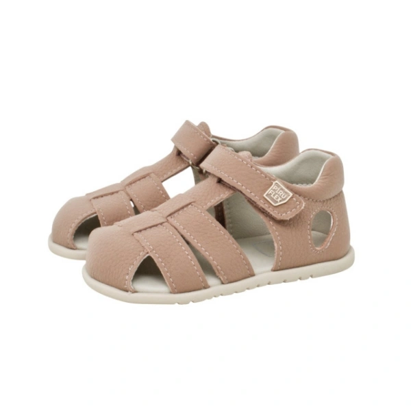 Par de sandalias Piruflex Davinci Moss rosa con tiras cruzadas, cierre de velcro, puntera cerrada y suela blanca