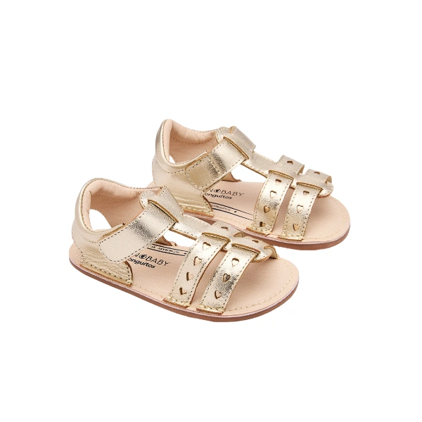 Sandalias Techno Baby de piel dorada con tiras de corazones troquelados y cierre de velcro, vista lateral del par