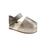 Detalle de la sandalia Ria Menorca Metal Deslavado Beige con pala de piel metalizada, tira trasera y costura blanca