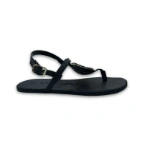 Sandalia Medallion de Coqueflex en negro, vista lateral, con medallón de borde dorado en la tira y hebilla al tobillo