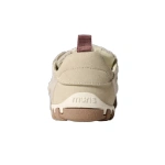 Muris Woman Verona Beige vista desde atrás, con talón de ante, logotipo en la suela y tirador granate