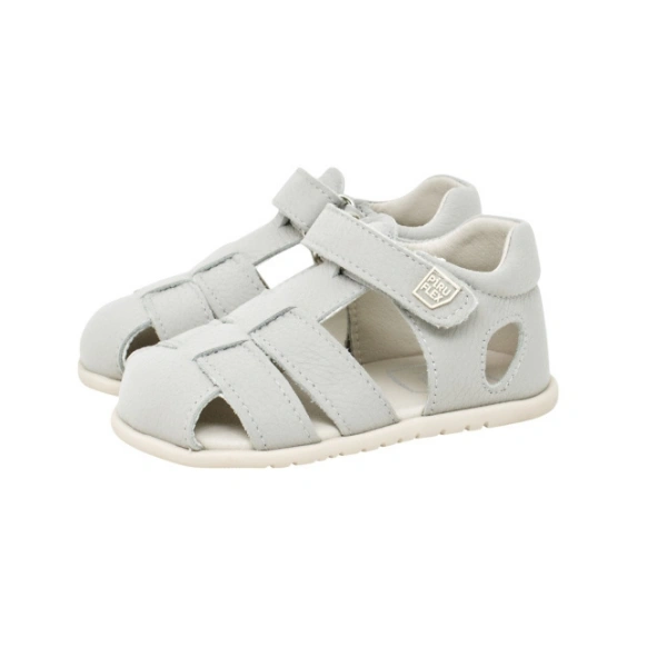 Par de sandalias infantiles Piruflex Davinci moss de piel gris muy claro con puntera cerrada, velcro y suela blanca