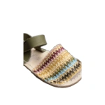 Detalle de sandalia Maori verde de Ria Menorca con pala de rafia trenzada en zigzag de colores y tira trasera de piel