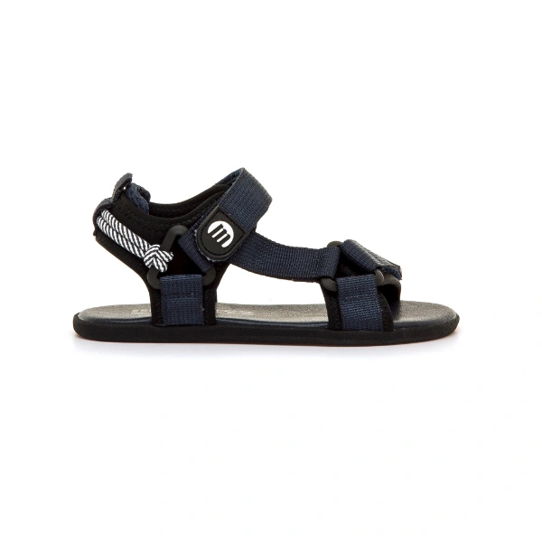 Sandalia Mustang Free Nylon Strap marino vista de perfil, con tiras ajustables, cordón de rayas en el talón y suela negra