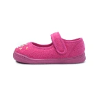 Zapatilla de casa Zapy rosa con tira de velcro, vista lateral del tejido rizado y estampado de gato en la puntera