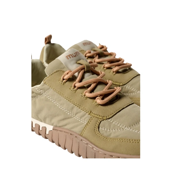 Zapatillas Muris Woman Verona Lichen en verde liquen con cordones elásticos rosados y suela caramelo, detalle frontal