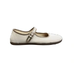 Batilas bailarina Adulta Beige contraste suede con ribete topo, hebilla plateada y suela marrón, vista lateral