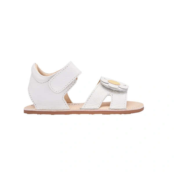 Techno baby sandalia flor en piel blanca, vista lateral con cierre de velcro y flor de centro amarillo