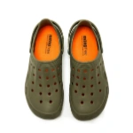 Zuecos Mustang free Evacare en color kaki vistos desde arriba, con plantilla naranja y perforaciones en la puntera