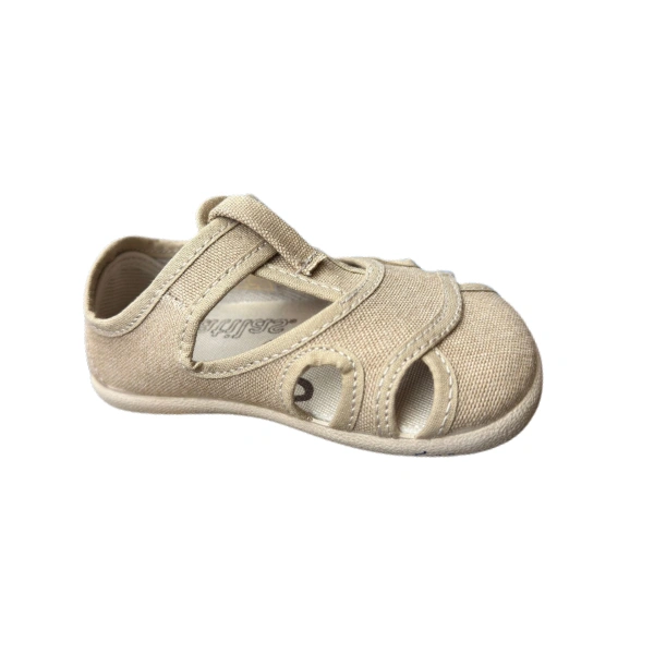 Sandalia infantil Batilas Peter beige de lona con tira en T, velcro y aberturas en la puntera, vista lateral