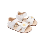 Sandalias Techno baby blancas de piel con flor de pétalos blancos y centro amarillo y cierre de velcro, vista lateral