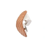 Sandalia Techno baby flor doblada para mostrar la flexibilidad de su suela color caramelo, con tiras de piel blanca