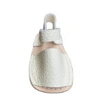 Sandalia Ria Menorca Bianco de piel blanca granulada con tira de velcro y plantilla natural, vista frontal