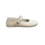 Bailarina Batilas de adulto en lona beige con tira y hebilla plateada, vista lateral sobre fondo blanco