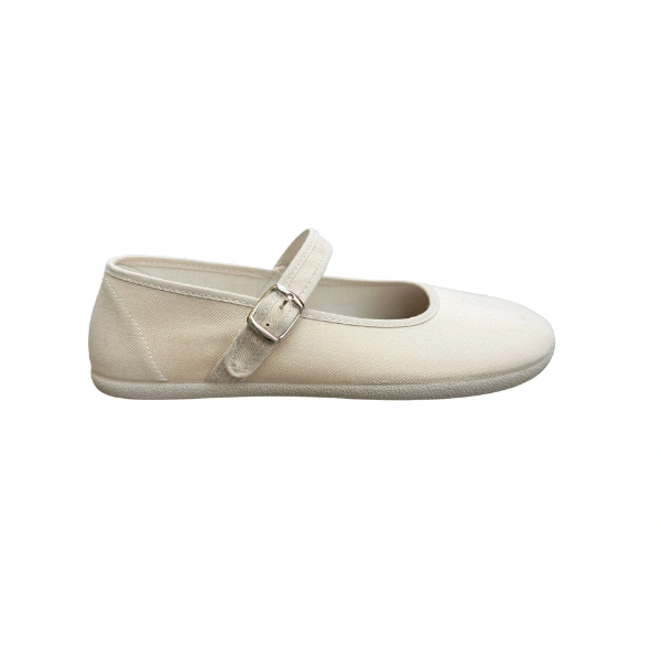 Bailarina Batilas de adulto en lona beige con tira y hebilla plateada, vista lateral sobre fondo blanco